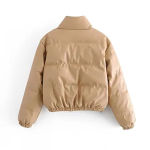 Detaillierte Rückansicht einer stylischen Damen-Pufferjacke aus PU-Leder in Hellbraun.