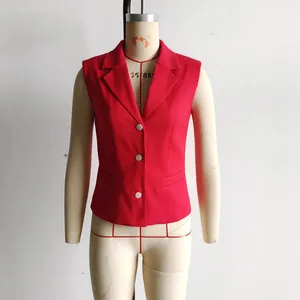 Vue de face d'un gilet de tailleur rouge vif sans manches pour femme sur un mannequin