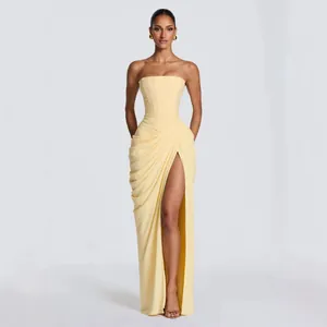 Elegante vestido palabra de honor amarillo pálido con drapeado asimétrico y tajo alto.