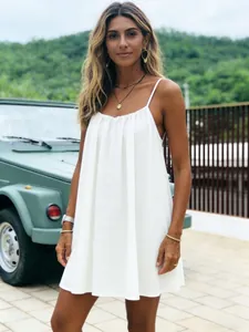 Détail de la robe de plage blanche dos nu plissée à fines bretelles d'été