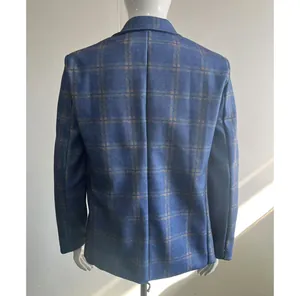 Vue arrière d'un blazer à carreaux bleus pour homme, style professionnel décontracté