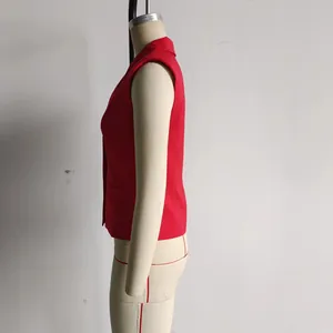 Vue latérale du gilet de costume rouge sans manches pour femme