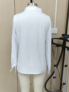 Vista posterior detallada de una camisa blanca profesional de manga larga para mujer