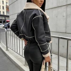 Rückansicht einer schwarzen PU-Leder-Bikerjacke mit cremefarbenem Sherpa-Futter