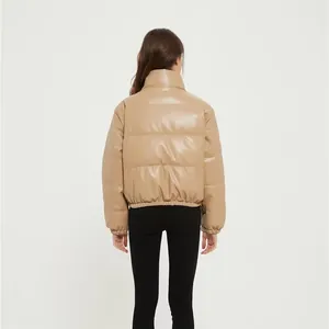 Rückansicht einer modischen beige Damen Steppjacke aus PU-Leder mit kleinem Stehkragen
