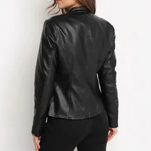 Vue de dos d'une veste de moto en similicuir noir pour femme avec col montant et coupe ajustée