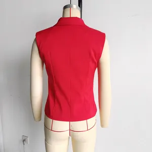 Vue arrière d'un gilet de costume rouge sans manches pour femme sur un mannequin