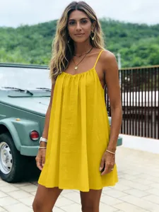 Élégante mini-robe jaune à fines bretelles et détails plissés pour les vacances d'été