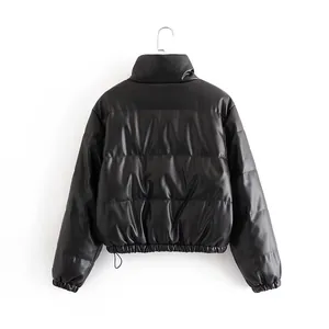 Rückansicht einer minimalistischen schwarzen PU-Leder-Steppjacke mit Stehkragen-Design