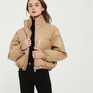 Modische beige Damen-Steppjacke aus PU-Leder mit Stehkragen und Reißverschluss