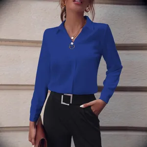 Elegante camisa de mujer azul real de manga larga con un estilo minimalista y sólido