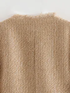 Makrodetail aus strukturiertem Tweed-Stoff mit dezenten glänzenden Metallfäden