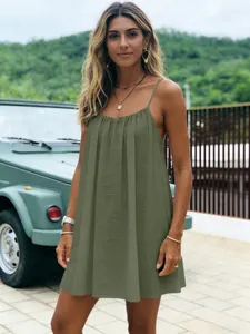 Vue détaillée d'une mini-robe plissée vert olive dos nu pour les vacances à la plage