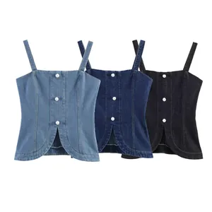 Trois débardeurs en jean bleu et noir avec des boutons décoratifs en perles