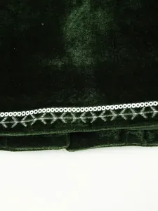 Primo piano del gilet in velluto verde scuro con paillettes e ricami in argento