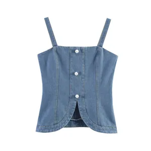 Vue détaillée d'un caraco en jean bleu avec boutons en perles blanches et fente avant élégante