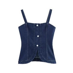 Détail rapproché d'un caraco en denim bleu foncé cintré avec des boutons blancs