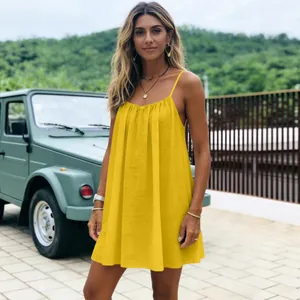 Robe de plage courte à bretelles plissée jaune éclatant en soie glacée froissée.