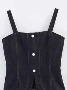 Détail d'un débardeur en jean bleu foncé avec des boutons en perles