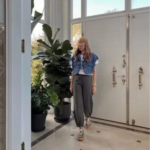 Casual short denim vest with large pockets for women, stylish Western fashion style.