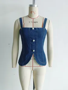 Vue frontale détaillée d'un caraco en jean bleu avec des boutons de perles élégants