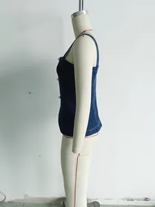 Vue latérale d'un gilet en jean bleu foncé ajusté pour femme sur un mannequin de couture