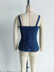 Vue arrière détaillée d'un haut corset en denim bleu ajusté sur un mannequin de couture