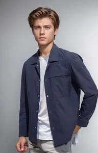 Gros plan sur la veste utilitaire bleu marine pour homme avec poche fonctionnelle