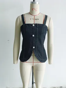 Débardeur en jean bleu foncé coupe ajustée avec grands boutons blancs sur un mannequin.