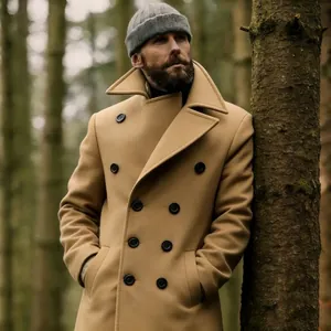 Detalle de abrigo de lana camel cruzado para hombre en un entorno forestal