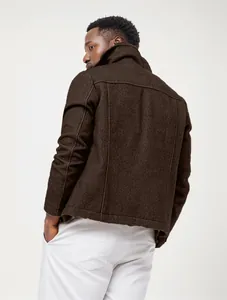 Vista posteriore dettagliata di una giacca in lana marrone scuro da uomo premium.