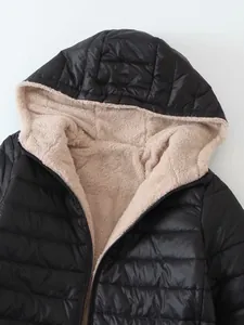 Detalle de chaqueta acolchada negra con capucha y forro cálido de lana sherpa beige