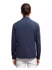 Vue arrière détaillée d'un coupe-vent décontracté bleu marine pour homme.