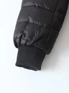 Detalle en primer plano del puño elástico de canalé negro de un abrigo de invierno