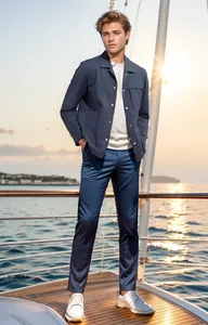 Détail de la veste utilitaire bleu marine pour homme sur le pont d'un yacht