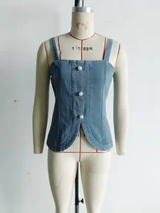 Gilet caraco en jean bleu clair moulant avec d'élégants boutons décoratifs en perles