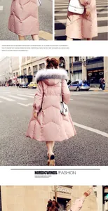 Vue détaillée d'une parka rose longue pour femme avec une grande capuche en fausse fourrure