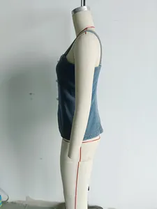 Vue de profil latérale d'un débardeur en jean bleu ajusté pour femme sur mannequin de couture