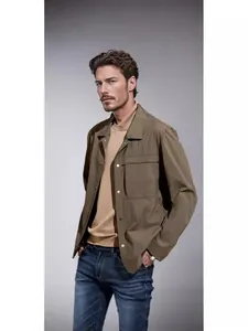 Vue détaillée de la veste utilitaire olive pour homme avec poches et col design