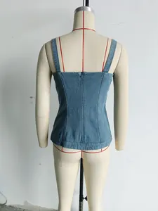 Vue arrière détaillée d'un haut corset en denim bleu avec fermeture éclair sur un mannequin