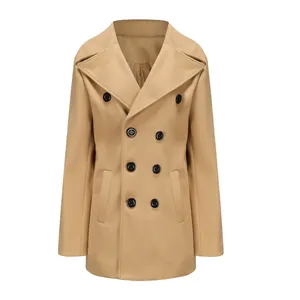 Vista frontal de abrigo de lana caqui para hombre de estilo británico con doble botonadura