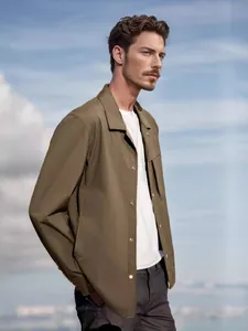 Vue de profil d'une élégante veste utilitaire vert olive pour homme en plein air.