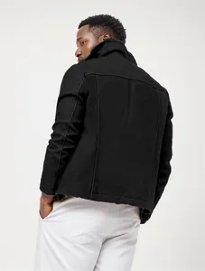 Vista posteriore di un'elegante giacca in pile sherpa nera da uomo con colletto classico