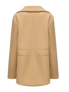 Vista trasera detallada de un abrigo clásico de lana color camello para hombre elegante.