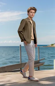 Modèle masculin portant une veste cargo olive élégante à l'extérieur au bord de mer