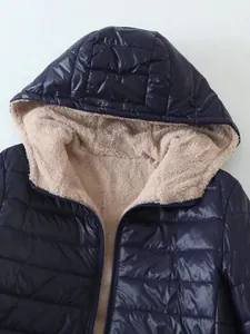 Detalle de chaqueta acolchada azul marino con capucha y cálido forro de felpa sherpa.