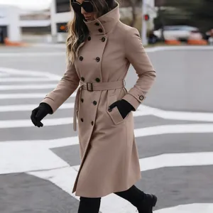 Elegante gabardina de lana camel para mujer con un diseño de cinturón cruzado con estilo.