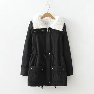 Vista dettagliata del parka nero da donna con colletto in ecopelliccia bianca e lacci
