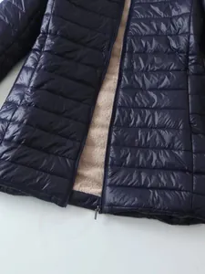 Detalle de la chaqueta acolchada azul marino con forro cálido de vellón de beige