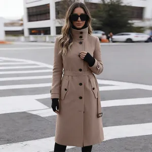 Elegante abrigo largo de lana camel para mujer con cinturón y botones, estilo urbano.